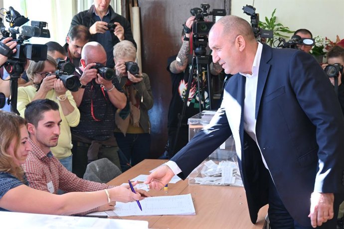Archivo - SOFIA, Oct. 27, 2024  -- Bulgarian President Rumen Radev registers for voting during the early parliamentary elections at a polling station in Sofia, Bulgaria, Oct. 27, 2024.   Bulgarians went to the polls on Sunday to vote in the country's earl