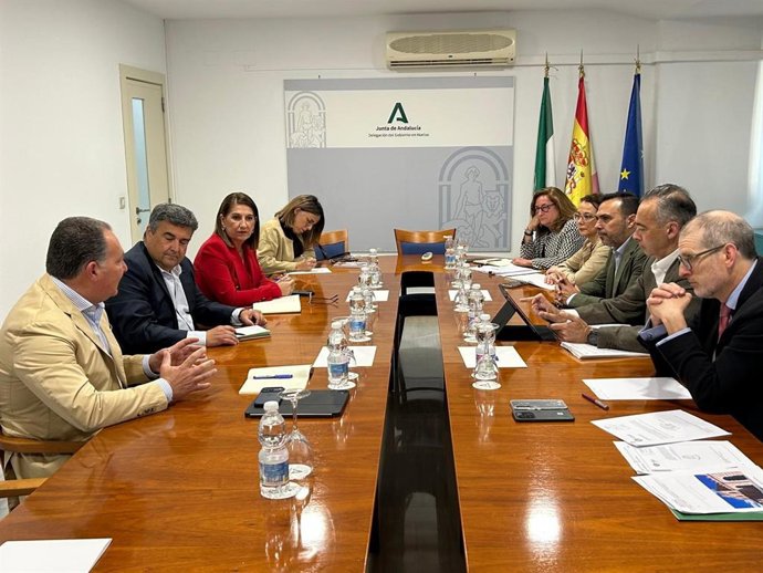 Representantes del Gobierno andaluz y de la Diputación de Huelva.