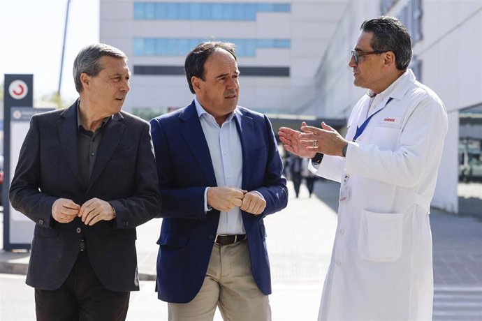 El president de la Generalitat Valenciana, Juanfran Pérez Llorca, y el conseller de Sanidad, Marciano Gómez, en el hospital La Fe, en imagen de archivo. 