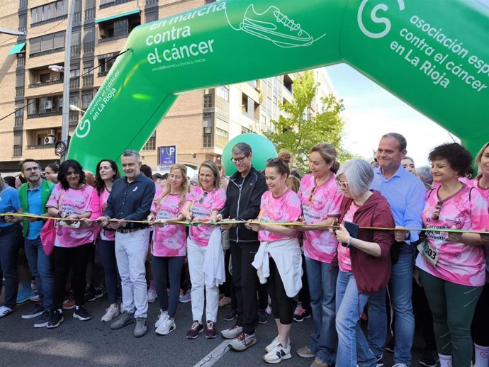 Corte de cinta por parte de las autoridades en la XI Carrera de la Mujer por la Investigación