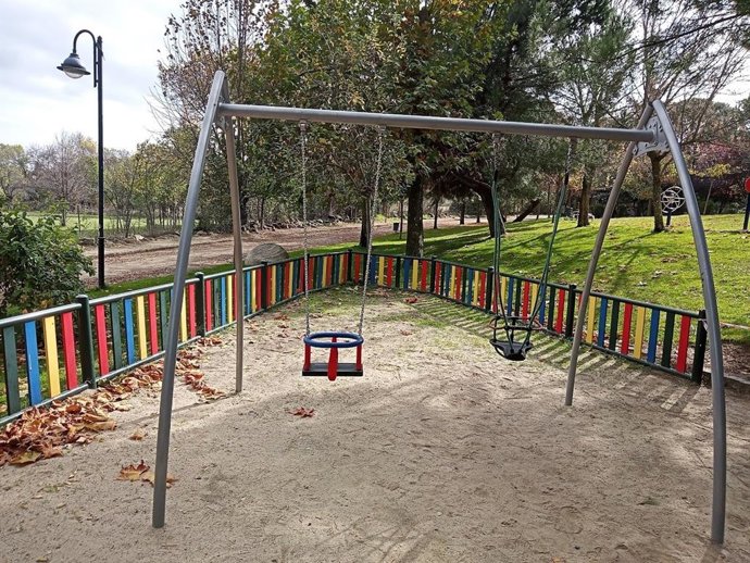 Archivo - Columpios renovados en un parque infantil de Galapagar