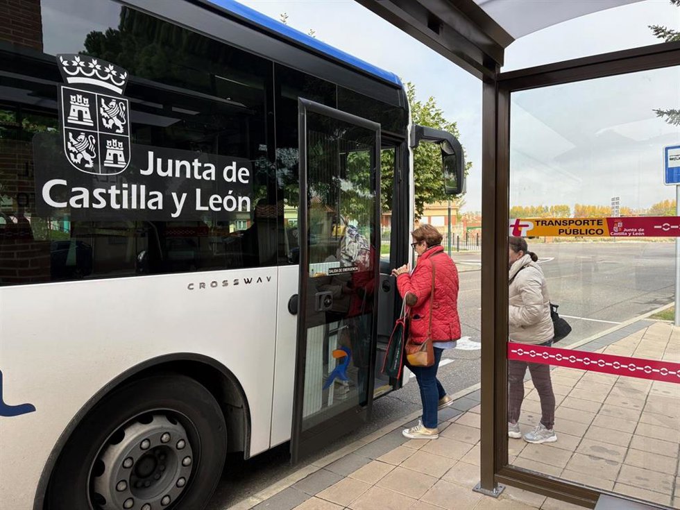Archivo - Una mujer sube a un autobús en Valladolid.