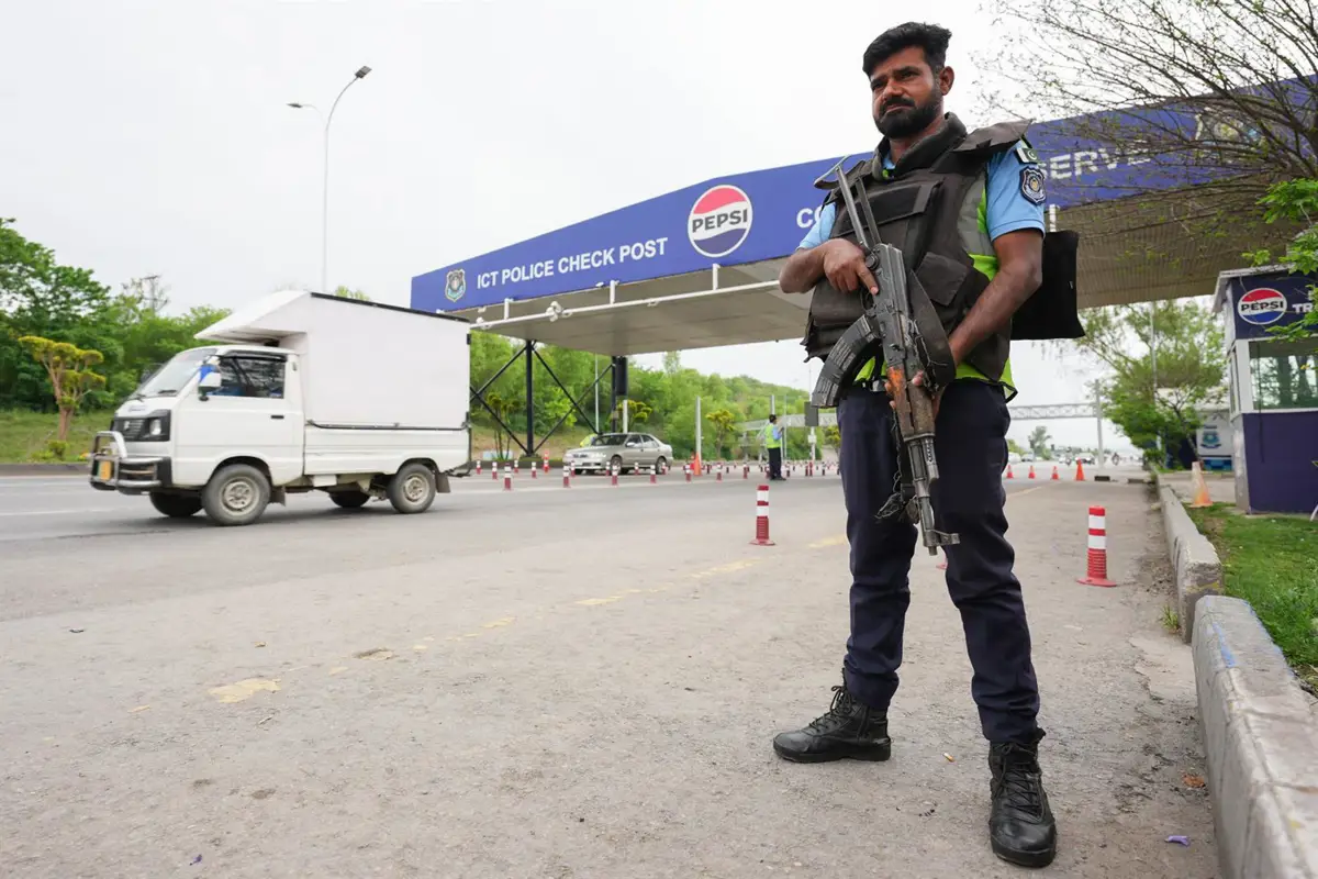 Un puesto de control policial en Islamabad, Pakistán, a 17 de abril de 2026