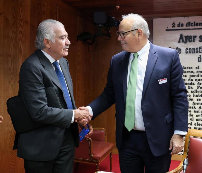 Archivo - El consejero delegado de Endesa, José Damián Bogas, y el  consejero delegado de Iberdrola, Mario Ruiz-Tagle, comparece ante la Comisión de Investigación sobre el apagón, en el Senado, a 12 de febrero de 2026, en Madrid (España). 