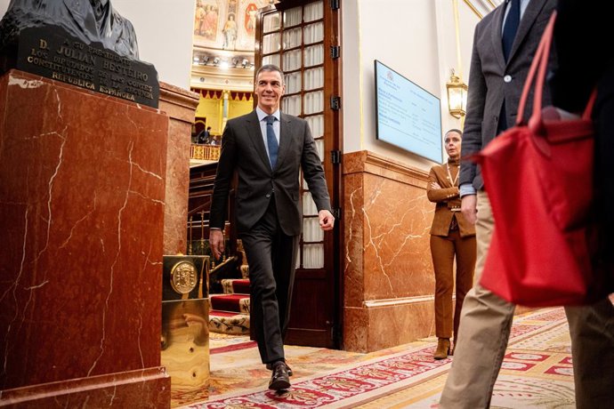 O presidente do Governo, Pedro Sánchez, ao sair de uma sessão plenária no Congresso dos Deputados, em 26 de março de 2026, em Madri (Espanha). O Congresso realiza hoje uma sessão plenária extraordinária para debater a ratificação do decreto-lei com me