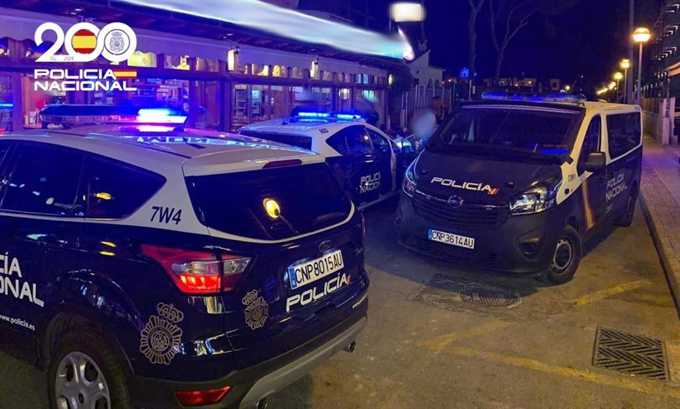 Varios vehículos policiales en una calle de Playa de Palma.