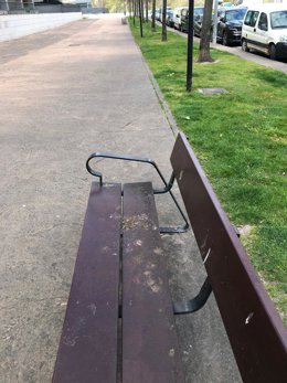 Por La Rioja denuncia la suciedad y los excrementos de aves que impregnan el mobiliario urbano de Logroño