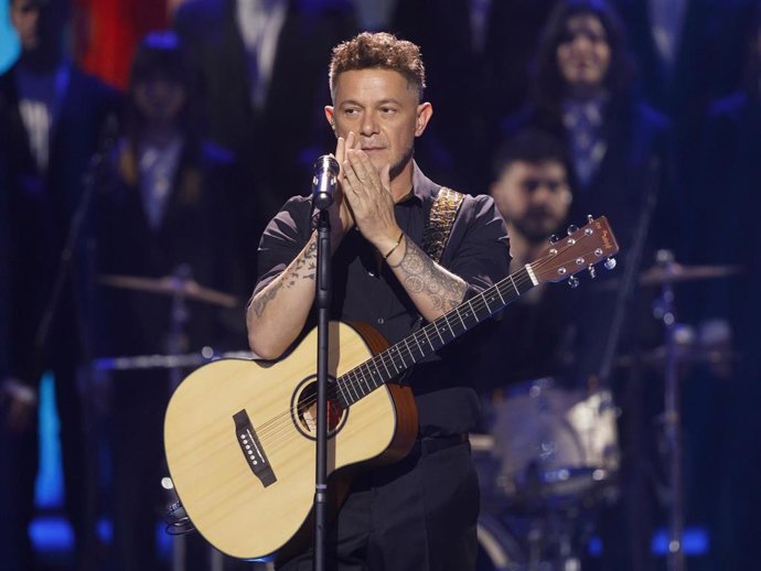 Alejandro Sanz corona su concierto de Nueva York bailando con Stephanie Cayo sobre el escenario... ¡Con beso incluido!