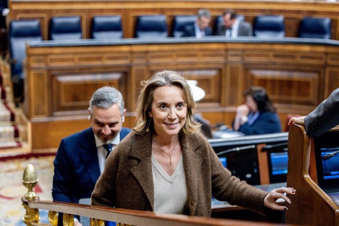 La vicesecretaria de Regeneración del Partido Popular, Cuca Gamarra, a su salida de una sesión plenaria en el Congreso de los Diputados, a 24 de marzo de 2024, en Madrid (España). 