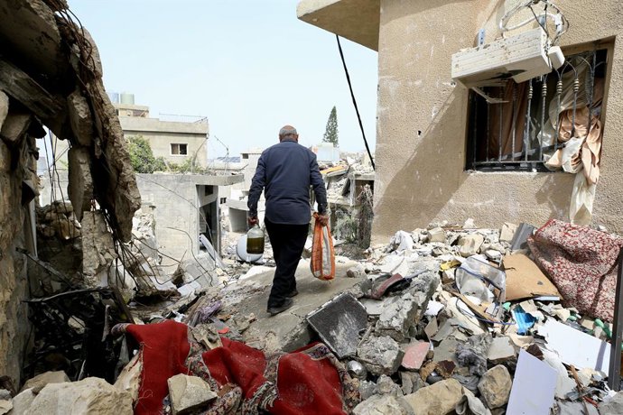 JIBCHIT, 19 de abril de 2026  -- Um homem deslocado que retornou à sua cidade inspeciona casas destruídas em ataques israelenses em Jibchit, no Líbano, em 18 de abril de 2026. Um cessar-fogo de 10 dias entre Israel e o Líbano entrou em vigor à meia-noite 