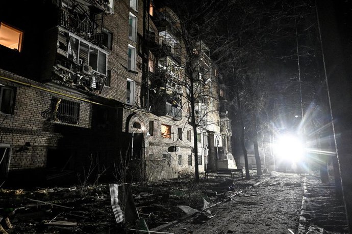 Archivo - February 24, 2026, Zaporizhzhia, Ukraine: An apartment building damaged as a result of a Russian overnight attack with Shahed-type drones on February 24, Zaporizhzhia, Ukraine, on February 24, 2026