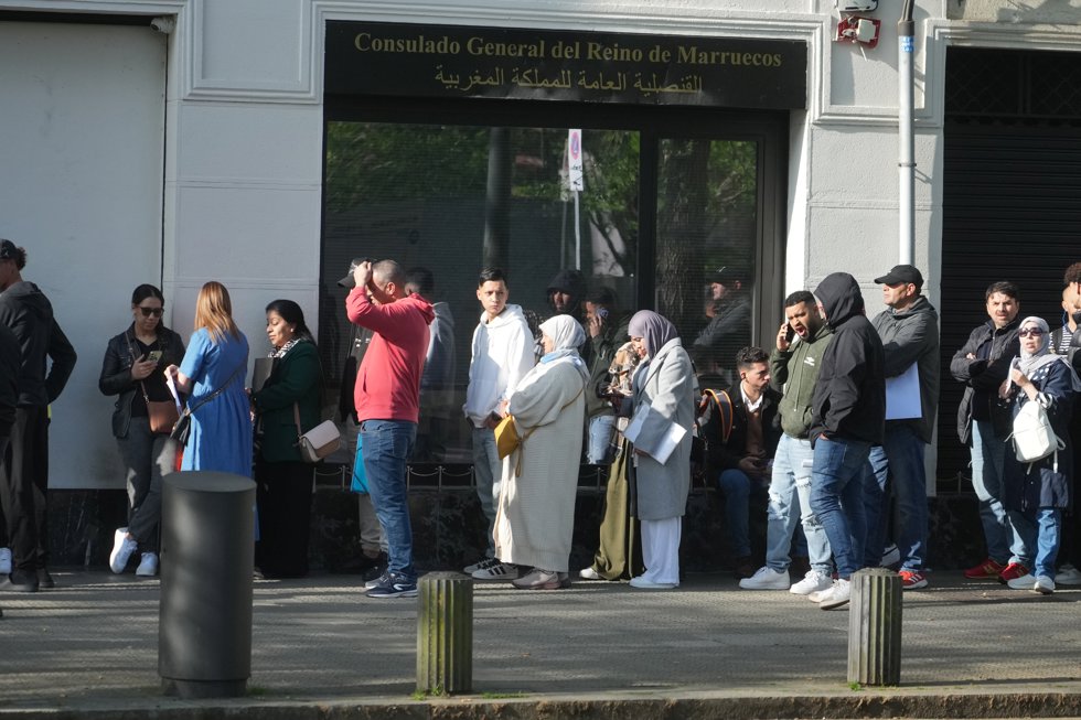 Varias personas hacen cola en el Consulado General del Reino de Marruecos, a 20 de abril de 2026, en Bilbao, País Vasco (España). Hoy arranca de forma presencial la regularización extraordinaria de migrantes impulsada por el Gobierno.