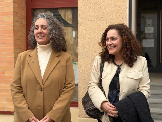 Archivo - Rosa María Rodríguez (izda.), junto a la portavoz de Por Andalucía en el Parlamento andaluz, Inma Nieto.