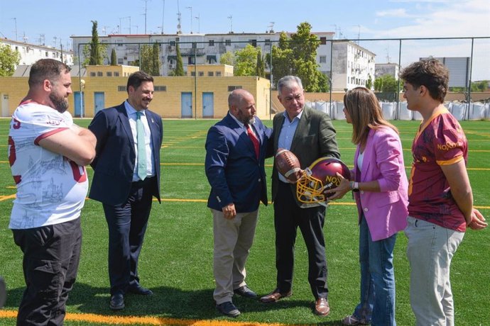 El alcalde de Sevilla, José Luis Sanz con representantes del deporte de alta competición sevillano.