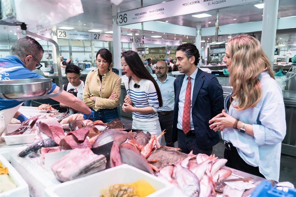 Representantes institucionales acompañan a un equipo de periodistas procedentes de Pekín durante una visita al Mercado Central de Almería.