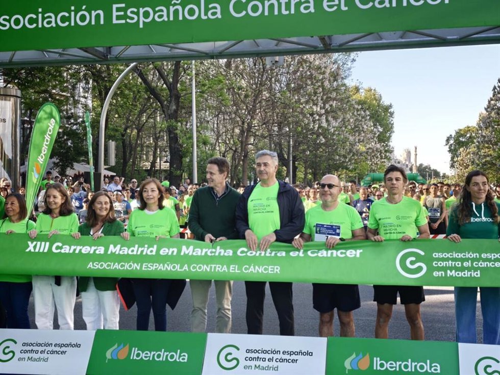 El delegado de Políticas Sociales, Familias e Igualdad, José Fernández, junto a los concejales de Salamanca, Cayetana Hernández de la Riva, y de Chamberí, Jaime González Taboada, dan la salida de la Carrera Madrid en Marcha contra el Cáncer