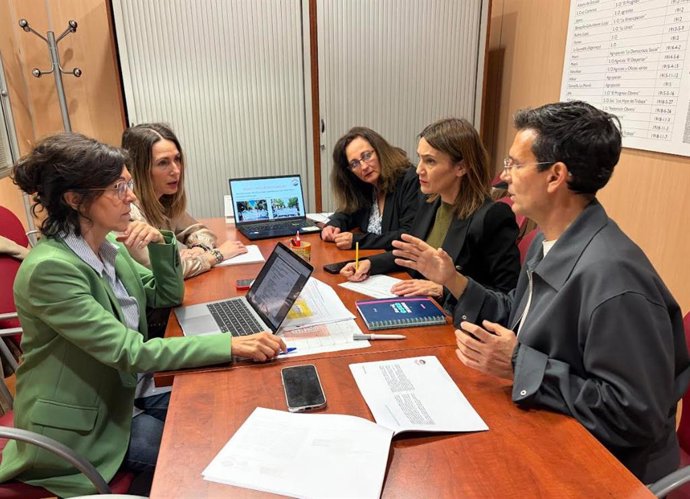 Reunión de candidatos del PSOE por Granada al Parlamento andaluz con el comité de empresa de la Fundación Fibao.