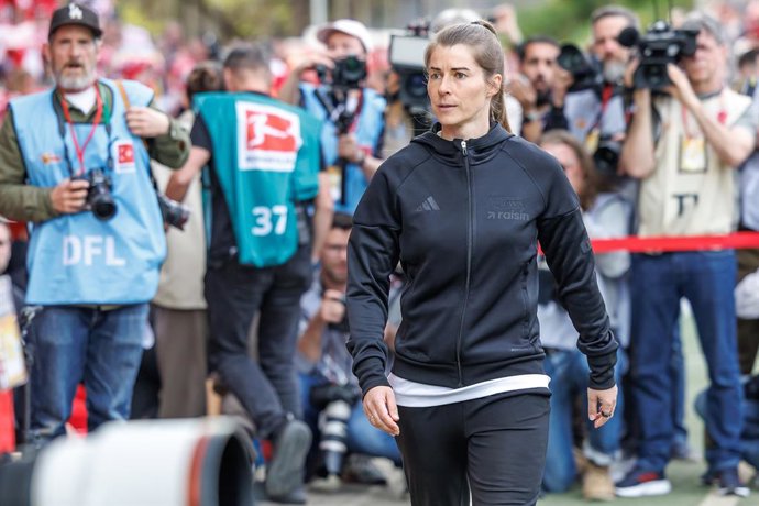 18 April 2026, Berlin: Union Berlin coach Marie-Louise Eta pictured during the German Bundesliga soccer match between FC Union Berlin and VfL Wolfsburg at the Stadion An der Alten Foersterei. Photo: Andreas Gora/dpa - IMPORTANT NOTE: In accordance with th