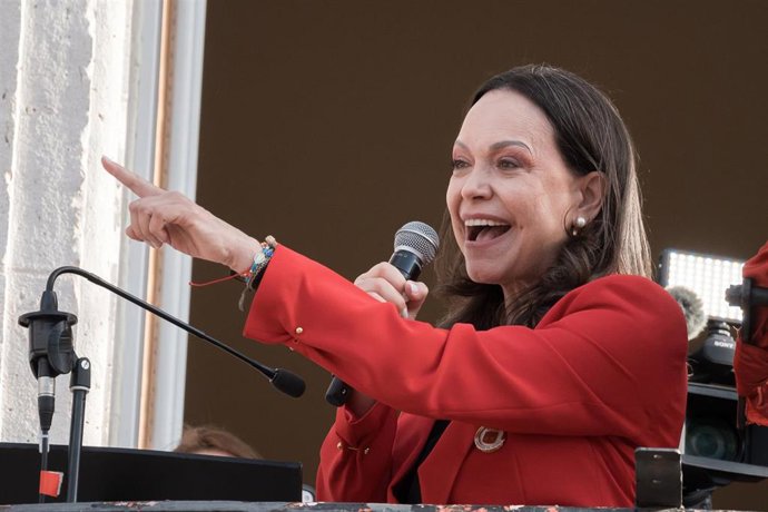 La líder opositora venezolana, María Corina Machado, saluda a la diáspora venezolana tras la ceremonia de entrega de la Medalla de Oro de la región a la líder opositora venezolana.
