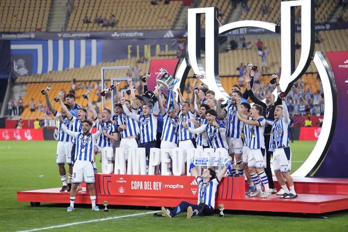 Los jugadores de la Real Sociedad celebran la Copa del Rey