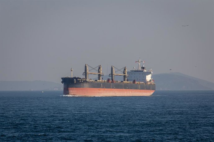 Archivo - Arquivo - 16 de março de 2026: Istambul, Turquia, 16 de março de 2026: Petroleiros e navios de carga atravessam o Estreito de Bósforo, em Istambul. Esta via navegável estratégica, que liga o Mar Negro ao Mediterrâneo, é um dos corredores de comé