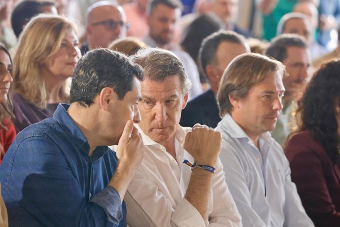 El presidente del PP-A, Juanma Moreno, conversa con el presidente del PP, Alberto Núñez Feijóo, en la Intermunicipal del PP-A en Córdoba.