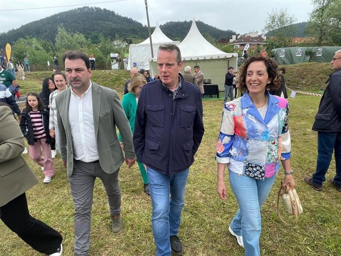 El alcalde de Salas, Sergio Hidalgo, el consejero de Medio Rural, Marcelino Marcos, y la concejala de Medio Ambiente, Geli Fernández, este domingo en Cornellana.