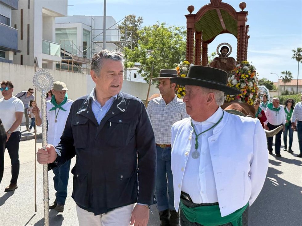 El consejero de Sanidad, Presidencia y Emergencias y candidato número uno por el Partido Popular de Cádiz, Antonio Sanz, en la Romería San Isidro Labrador de Rota (Cádiz).
