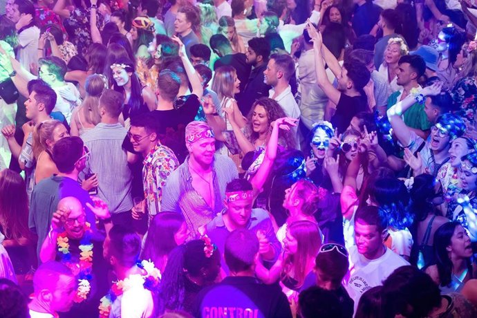 Archivo - Decenas de personas asisten a una fiesta en una discoteca de Eivissa. 