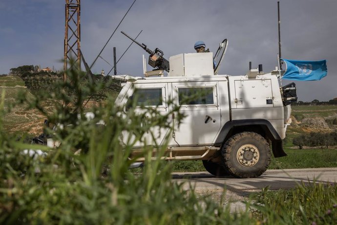 5 de abril de 2026, Líbano: Soldados da UNIFIL patrulham uma rua nos arredores de Marjaayoun, no Líbano, em 5 de abril de 2026. Pelo menos três soldados da UNIFIL foram mortos desde que a guerra se intensificou no início de março.