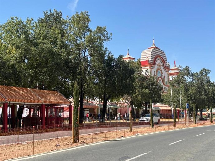 Imagen de los árboles plantados en la mediana de la Avenida presidente Adolfo Suárez
