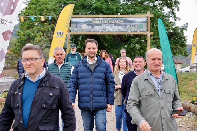 El presidente del PP de Asturias, Álvaro Queipo, junto a compañeros del partido este domingo en Cornellana (Salas).