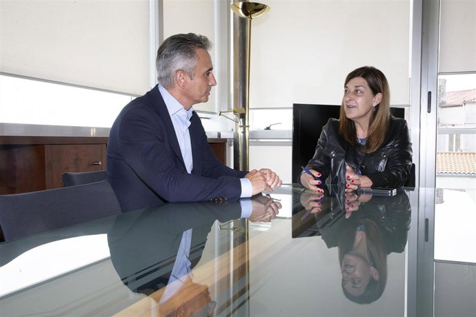 Archivo - La presidenta de Cantabria, María José Sáenz de Buruaga, y el presidente de la Cámara de Comercio de Cantabria, Tomás Dasgoas. Archivo