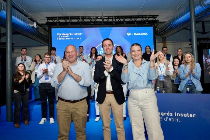 La presidenta del Govern y líder del PP de Baleares, Marga Prohens; con el presidente del Consell y presidente del PP de Mallorca, Llorenç Galmés, y el secretario general del PP, Miguel Tellado.