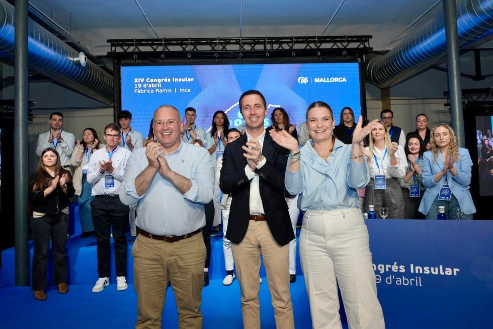 La presidenta del Govern y líder del PP de Baleares, Marga Prohens; con el presidente del Consell y presidente del PP de Mallorca, Llorenç Galmés, y el secretario general del PP, Miguel Tellado.