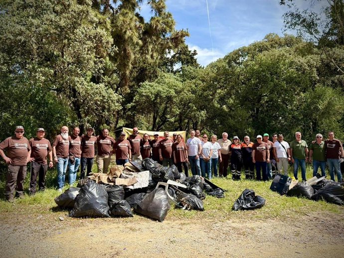 La consejera de Sostenibilidad y Medio Ambiente, Catalina García, junto a los voluntarios en la limpieza del Parque Natural La Breña y Marismas del Barbate (Cádiz).