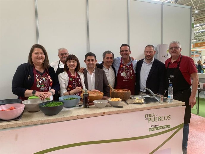 El presidente de la Diputación, Paco Reyes, con la Cofradía Gastronómica El Dornillo.