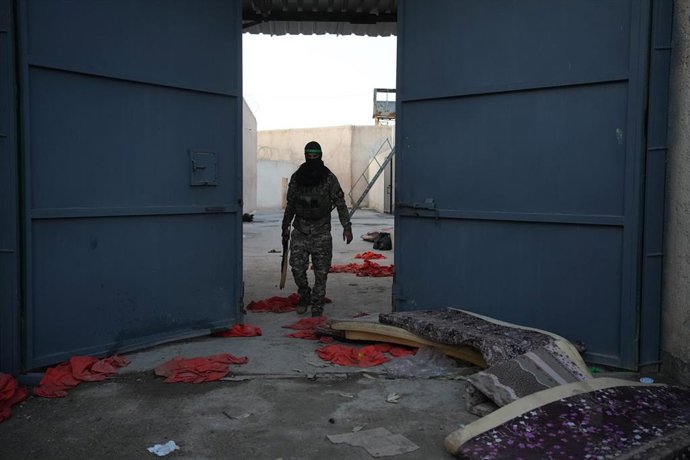 Archivo - Un paramilitar sirio examina una de las cárceles del noreste del país 