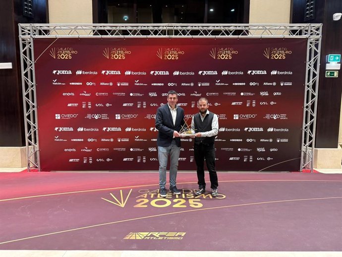 El alcalde de Canfranc, Fernando Sánchez, y el director técnico de la prueba altoaragonesa, Álex Varela, posan con el Premio al Mejor Organizador de Trail Running 2025  en la Gala del Atletismo Español 2025  celebrada este sábado en Oviedo.