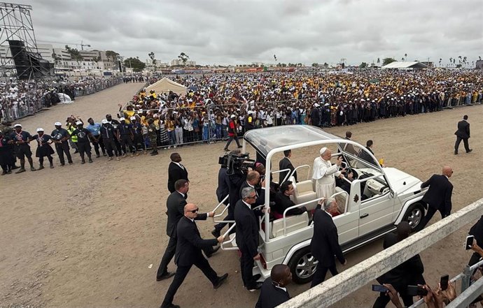 El Papa León XIV en su llegada a Kilamba, un suburbio de la capital del país, Luanda, a 19 de abril de 2026. 