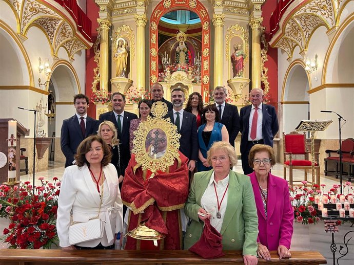 El consejero de Agricultura, Pesca, Agua y Desarrollo Rural, Ramón Fernández- Pacheco, ha asistido este domingo a la celebración de la Eucaristía en honor a la Santa Cruz del Voto en Canjáyar (Almería), en el marco de sus fiestas patronales.