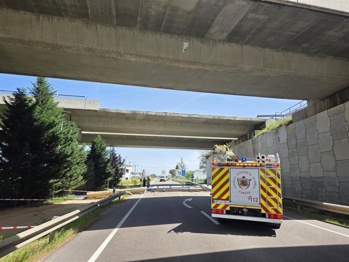 Los pretiles de un puente de la A-66 caen en la N-122 en Zamora sin provocar daños personales