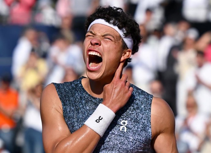 18 April 2026, Bavaria, Munich: US tennis player Ben Shelton celebrates defeating Slovakia's Alex Molcan during their men's singles semifinal match at the ATP Tour BMW Open by Bitpanda in Munich. Photo: Sven Hoppe/dpa
