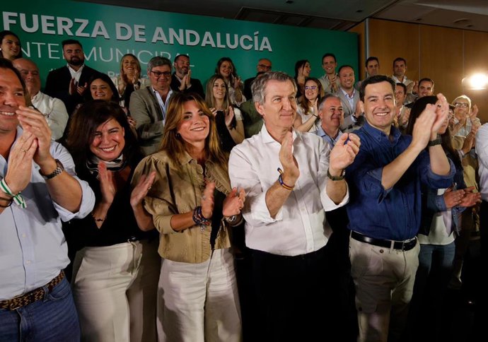 O presidente do PP, Alberto Núñez Feijóo, e o presidente do PP-A e candidato à reeleição para a presidência da Junta da Andaluzia, Juanma Moreno, durante o Encontro Intermunicipal do PP andaluz. Em 19 de abril de 2026, em Córdoba (Andaluzia, Espanha). O 