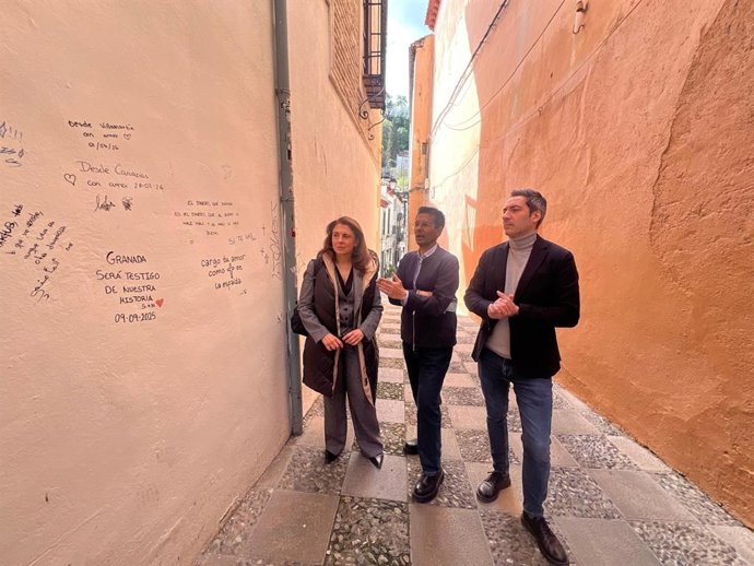 La portavoz del Grupo Municipal Socialista en el Ayuntamiento de Granada, Raquel Ruz, en una calle granadina con micropintadas.