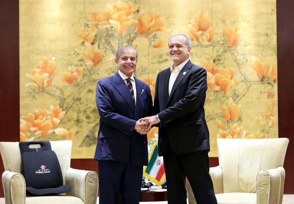 Archivo - El primer ministro de Pakistán, Shebhaz Sharif, y el presidente de Irán, Masud Pezeshkian 
