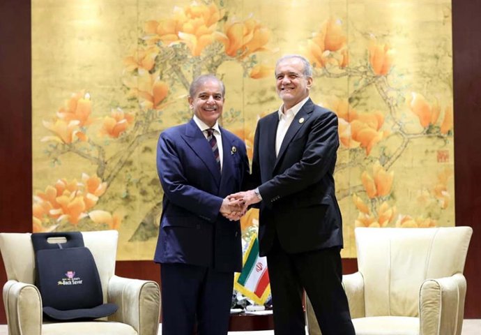 Archivo - September 1, 2025, Pakistan: TIANJIN, CHINA, SEP 01: Prime Minister, Muhammad Shehbaz Sharif shakes hand with .Masoud Pezeshkian, President of Iran on the sidelines of the SCO Council of Heads of State held .in Tianjin on Monday, September 1, 20