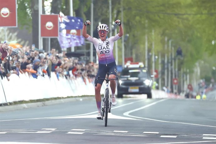 Paula Blasi celebra su victoria en la Amstel Gold Race femenina
