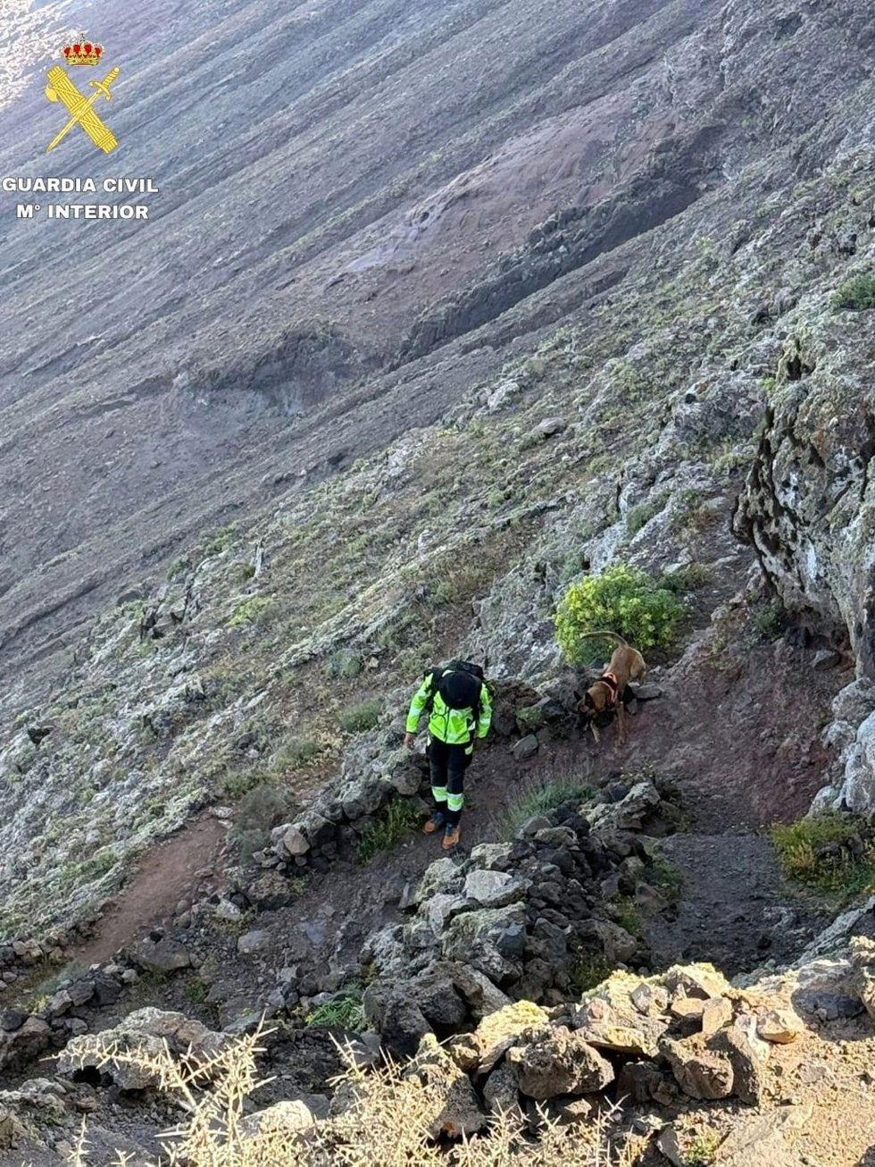 Un agente de la Guardia Civil durante el dispositivo de búsqueda del desaparecido en la zona de risco de Famara, en Lanzarote