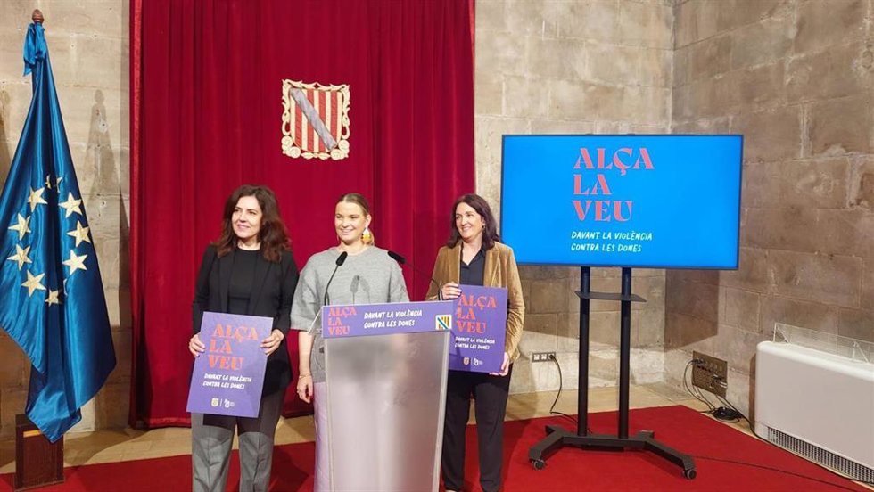 Archivo - De izquierda a derecha, la consellera de Familias, Bienestar Social y Atención a la Dependencia, Sandra Fernández, la presidenta del Govern, Marga Prohens, y la directora del IbDona, Catalina Salom, en la presentación del lema del 25N.